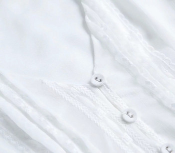 Modern női ruha fehér övvel