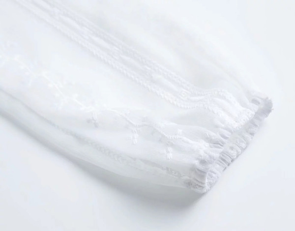 Modern női ruha fehér övvel