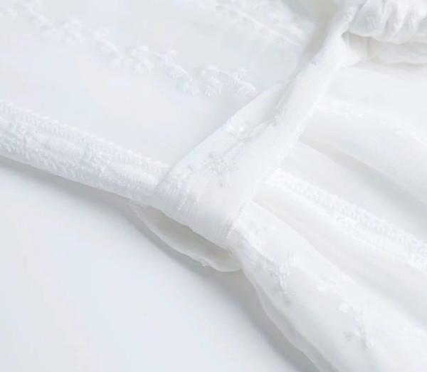 Modern női ruha fehér övvel