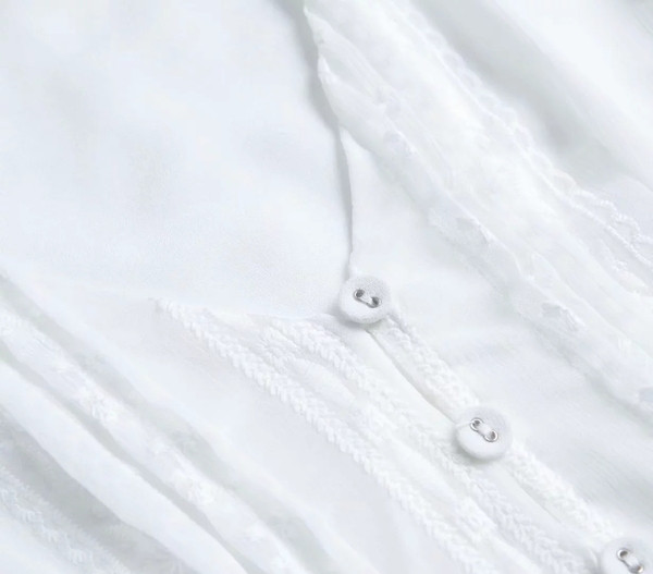 Modern női ruha fehér övvel