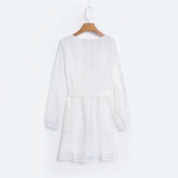 Modern női ruha fehér övvel