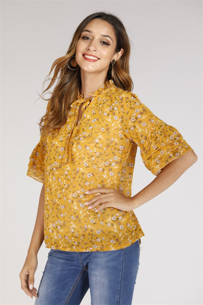 Alkalmi női póló nyakkendővel, virágmintával