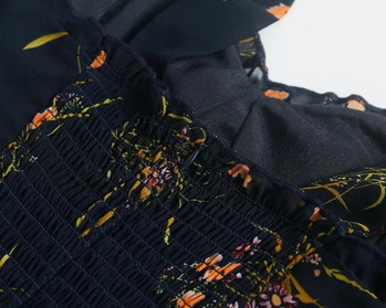 Stílusos női ruha fekete pántokkal