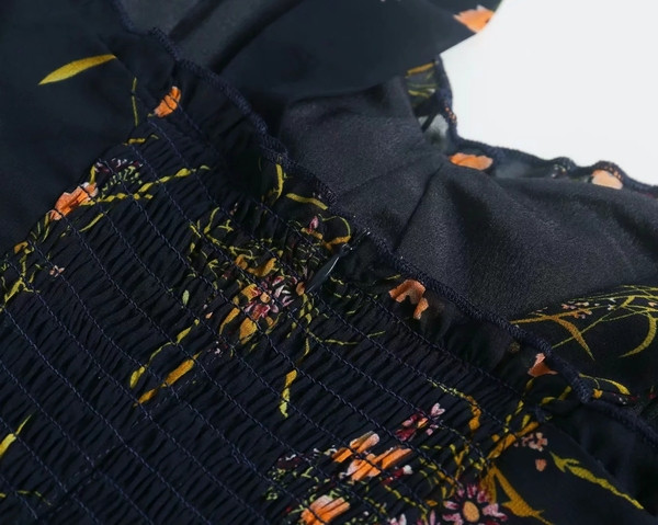 Stílusos női ruha fekete pántokkal