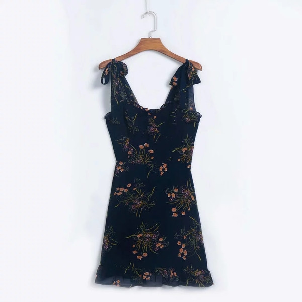 Stílusos női ruha fekete pántokkal