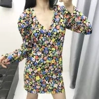 Modern női ruha V-nyakú, hosszú ujjú, virágos motívumokkal