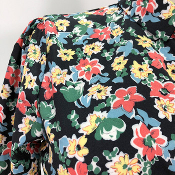 Hosszú, modern ruha hosszú ujjal és virágmintával