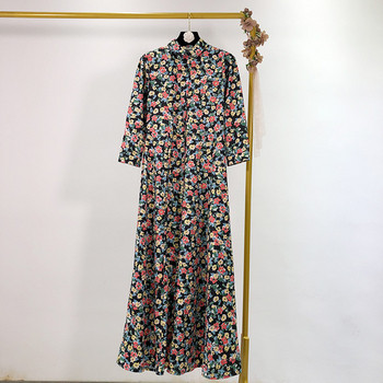 Hosszú, modern ruha hosszú ujjal és virágmintával