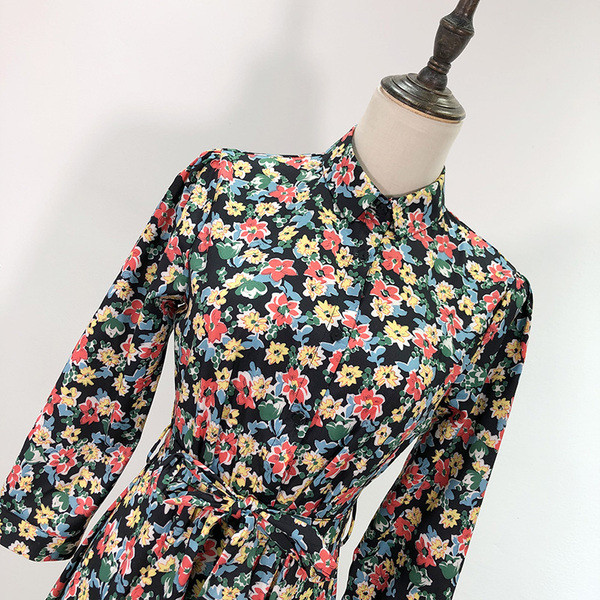 Hosszú, modern ruha hosszú ujjal és virágmintával