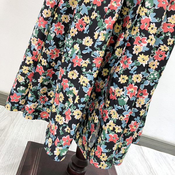 Hosszú, modern ruha hosszú ujjal és virágmintával