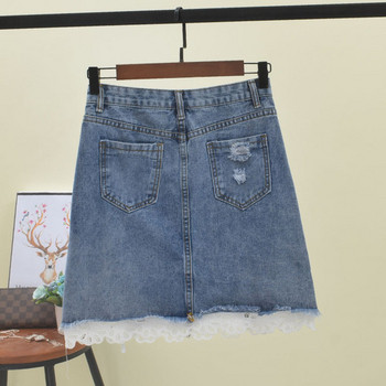 Női farmerszoknya zsebekkel és csipke elemmel