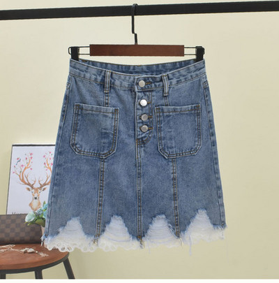 Női farmerszoknya zsebekkel és csipke elemmel