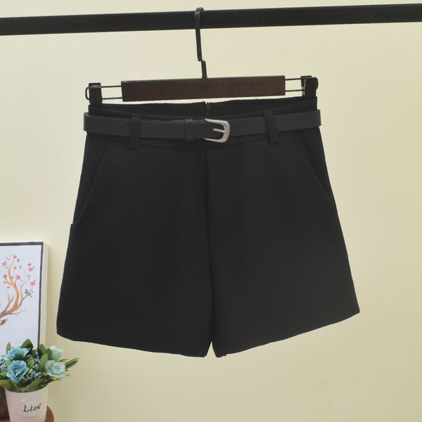 Modern női rövidnadrág övvel több színben