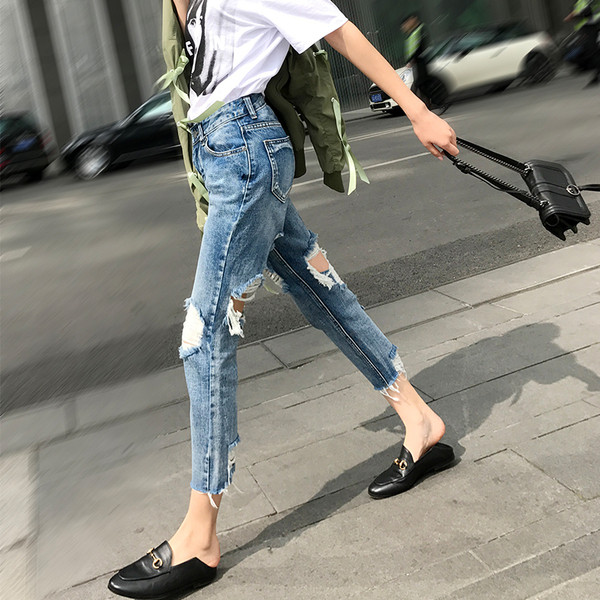 Aktuális női farmer szakadt motívumokkal - egyenes modell