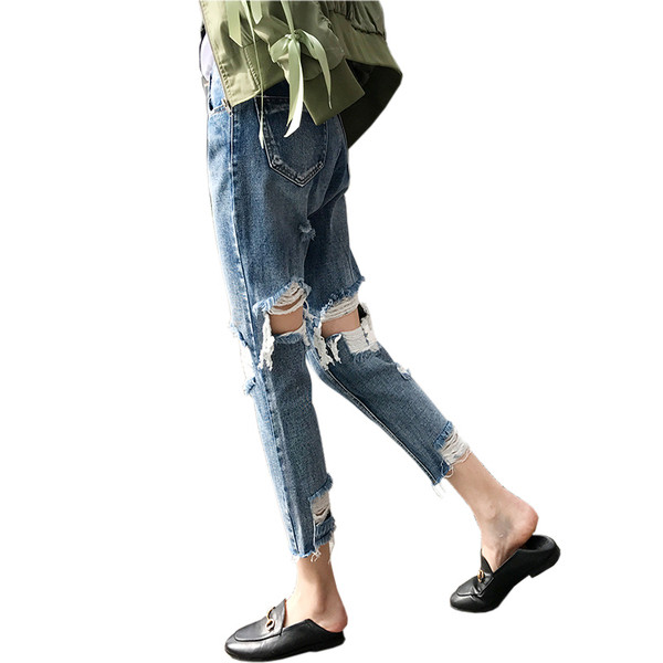 Aktuális női farmer szakadt motívumokkal - egyenes modell