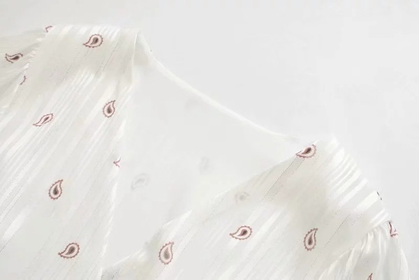 Modern női ruha övvel és V-nyakú fehér színben