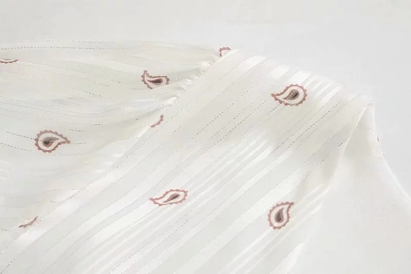 Modern női ruha övvel és V-nyakú fehér színben