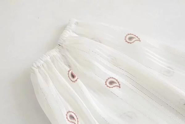 Modern női ruha övvel és V-nyakú fehér színben