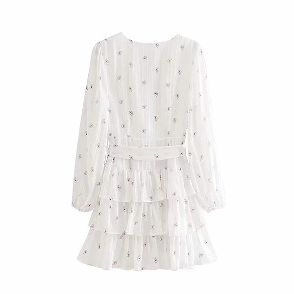 Modern női ruha övvel és V-nyakú fehér színben