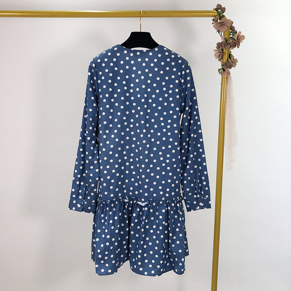 V-nyakú, hosszú ujjú női ruha