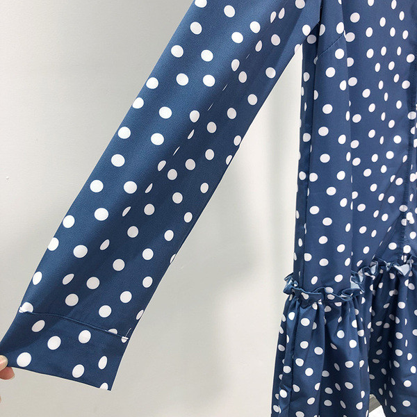 V-nyakú, hosszú ujjú női ruha