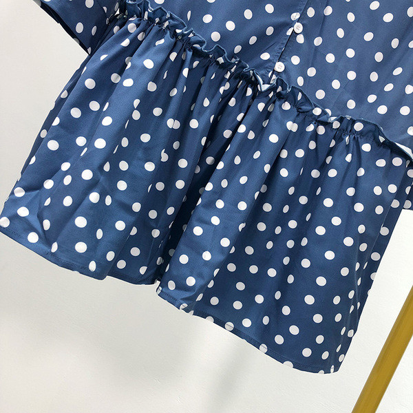 V-nyakú, hosszú ujjú női ruha