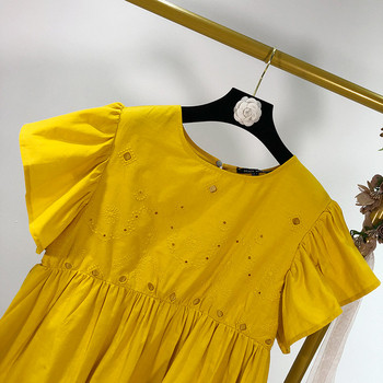 Rövid női ruha sárga hímzéssel