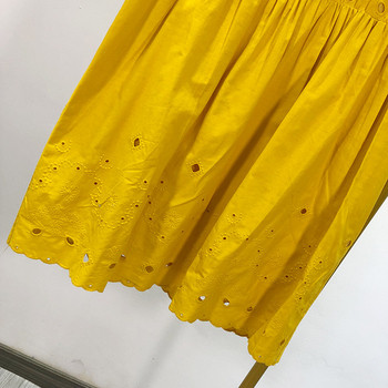 Rövid női ruha sárga hímzéssel