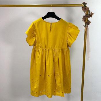 Rövid női ruha sárga hímzéssel