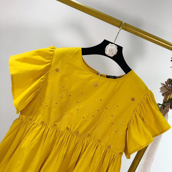 Rövid női ruha sárga hímzéssel