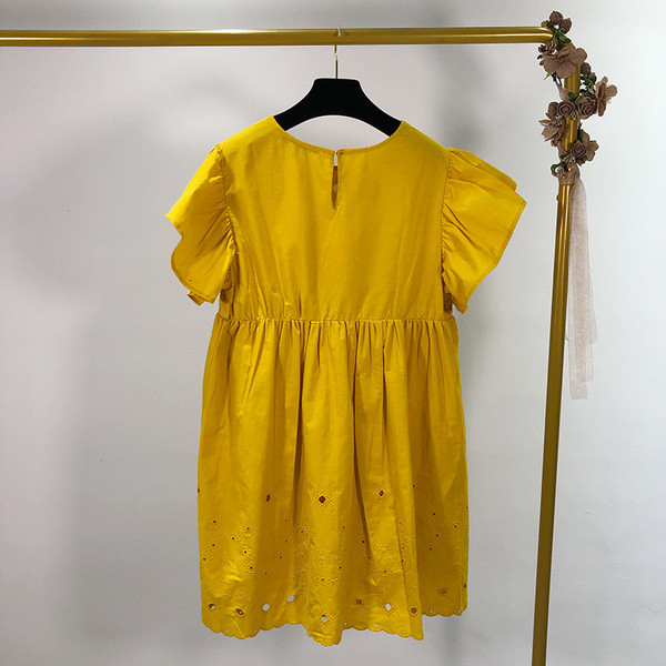 Rövid női ruha sárga hímzéssel