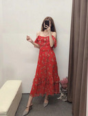 Kivágott női ruha piros pántokkal