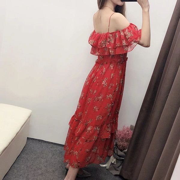 Kivágott női ruha piros pántokkal