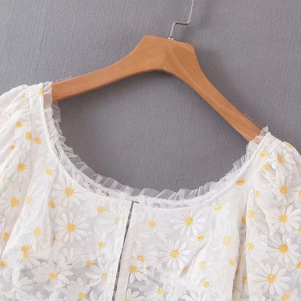 Új modell női blúz virágos motívumokkal, fehér színben