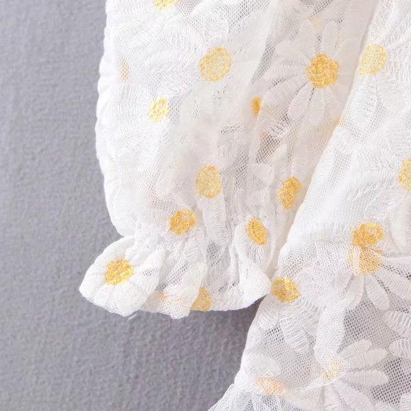 Új modell női blúz virágos motívumokkal, fehér színben