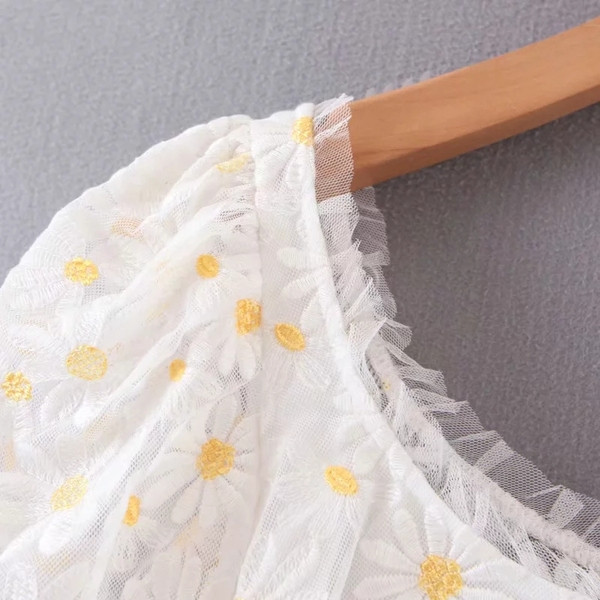 Új modell női blúz virágos motívumokkal, fehér színben