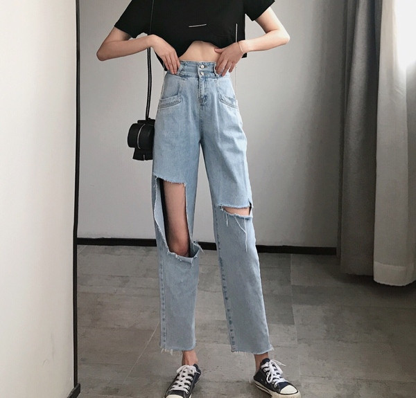 Aktuális női farmer - széles modell szakadt motívumokkal