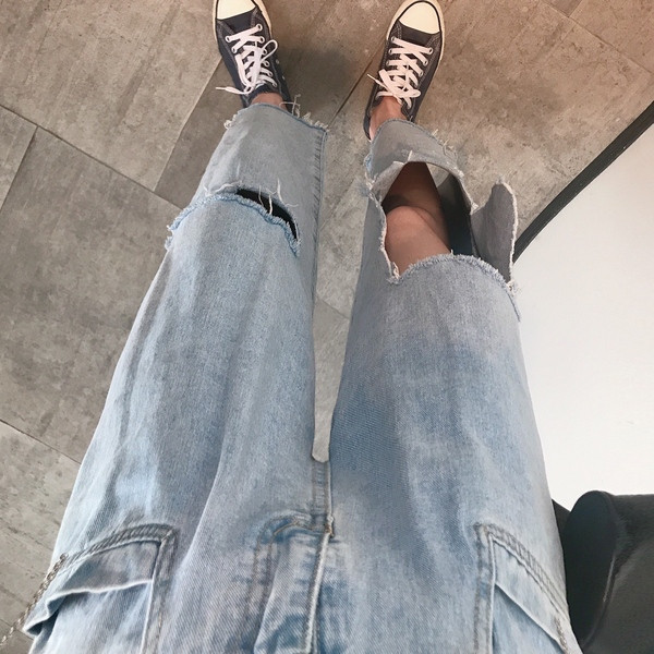 Aktuális női farmer - széles modell szakadt motívumokkal