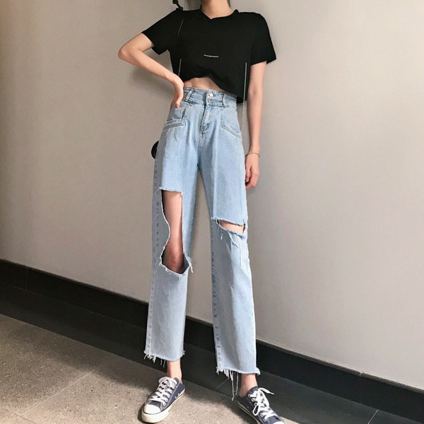 Aktuális női farmer - széles modell szakadt motívumokkal