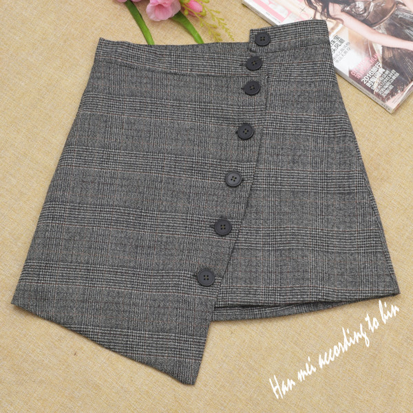 Női szoknya aszimmetrikus modell több színben gombokkal