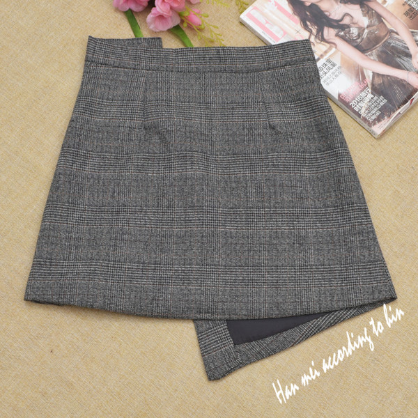 Női szoknya aszimmetrikus modell több színben gombokkal