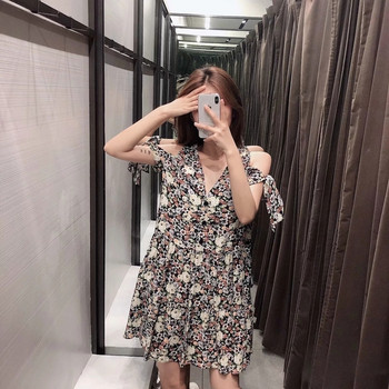 Hétköznapi női ruha csupasz vállakkal és virágmotívumokkal