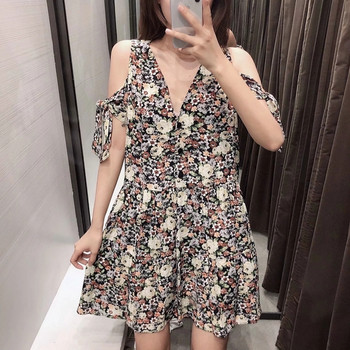 Hétköznapi női ruha csupasz vállakkal és virágmotívumokkal