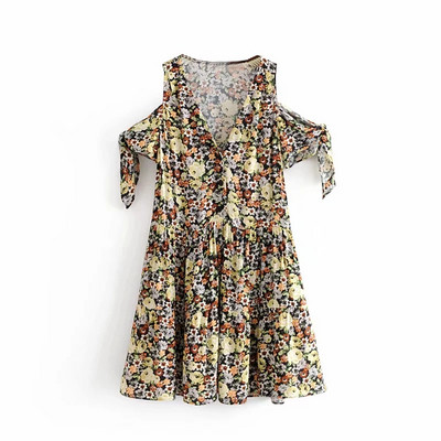 Hétköznapi női ruha csupasz vállakkal és virágmotívumokkal