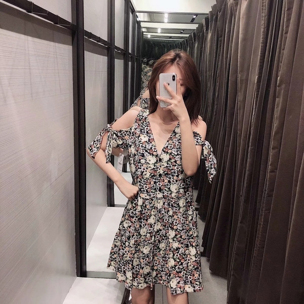 Hétköznapi női ruha csupasz vállakkal és virágmotívumokkal