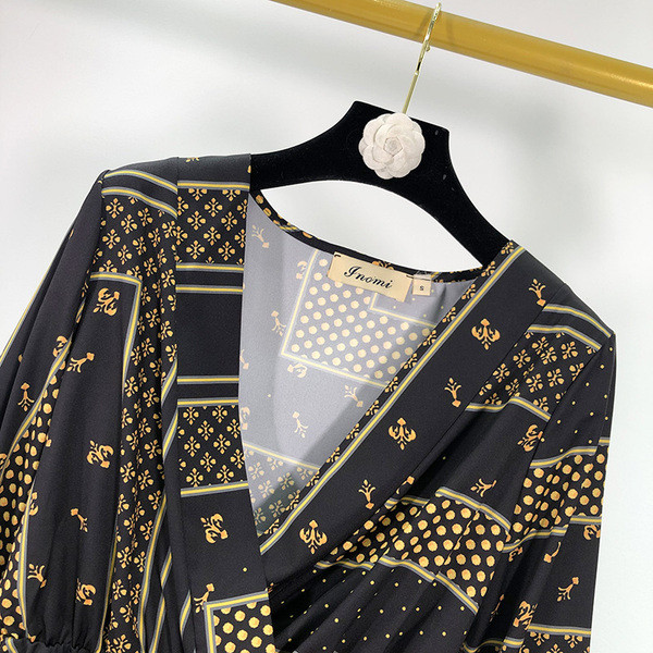 Női blúz mély V-nyakkal és hosszú ujjal