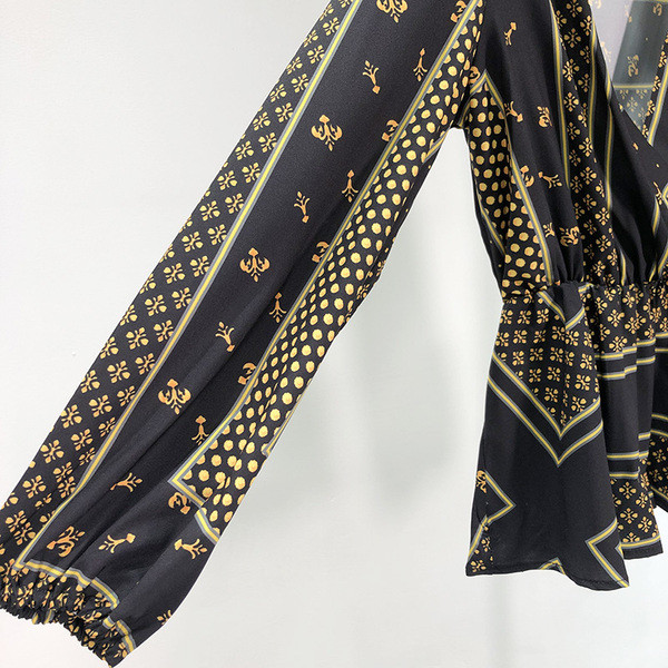 Női blúz mély V-nyakkal és hosszú ujjal