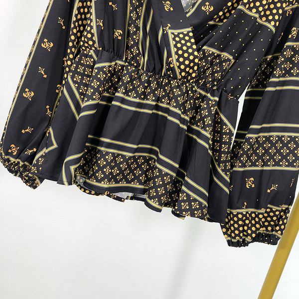 Női blúz mély V-nyakkal és hosszú ujjal