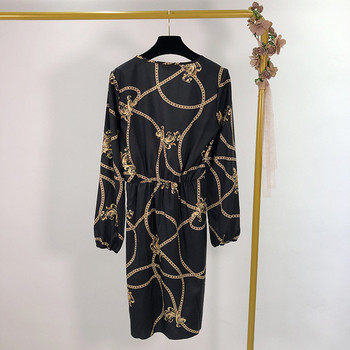 Hosszú fekete ruha mély V-nyakkal, mintával