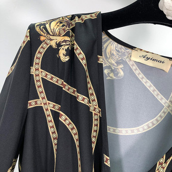 Hosszú fekete ruha mély V-nyakkal, mintával